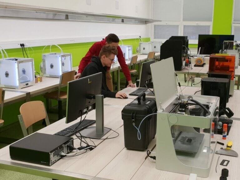 Špičkově vybavená laboratoř 3D&nbsp;tisku pro&nbsp;středoškoláky