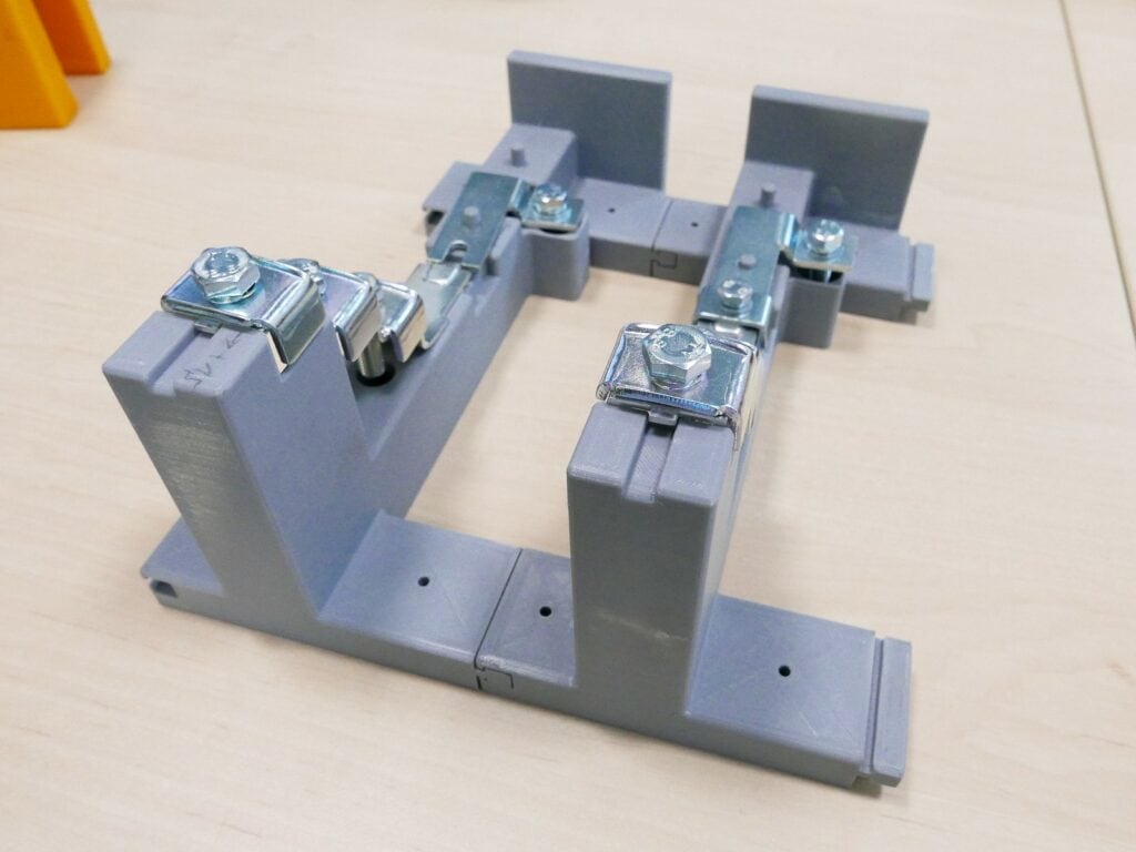 Zakládací přípravek vytištěný na Ultimakeru S5 řeší nevýhody původního složitého svařence náročného na výrobu. Mj. nemá ostré hrany a celková hmotnost je výrazně nižší, čímž se výrazně usnadňuje manipulace