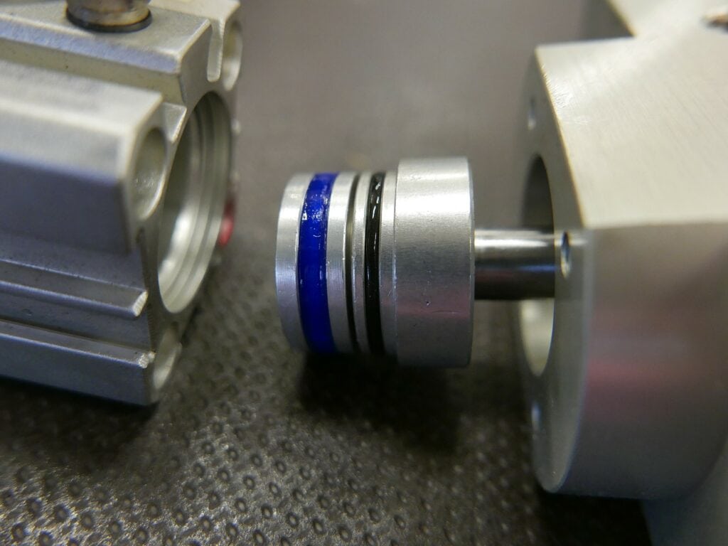 Těsnění vytištěné z pružného TPU 95A je náhradním dílem, který zabránil dlouhé odstávce stroje. Dodávka originální součásti by jinak trvala tři týdny. Výtisk je plně funkční, už se nemusí vyměňovat