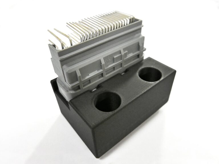 Jizerskohorská strojírna: Jedním z projektů, na kterém se ukázaly výhody 3D tisku z odolných a pevných kompozitů Markforged, jsou čelisti na zásuvku Bosch pro Harley-Davidson. Důraz zde je kladen na přesnost i pružnost. Výroba modelu pro CiS systems zabrala dvě hodiny, pracoval na něm jediný člověk. U frézování by bylo potřeba vyrobit dva díly a ty spojit. Díky 3D tisku z materiálu Onyx vznikl celý díl v jednom kuse – i s částmi v ostrém úhlu, které by frézováním nebyly dosažitelné