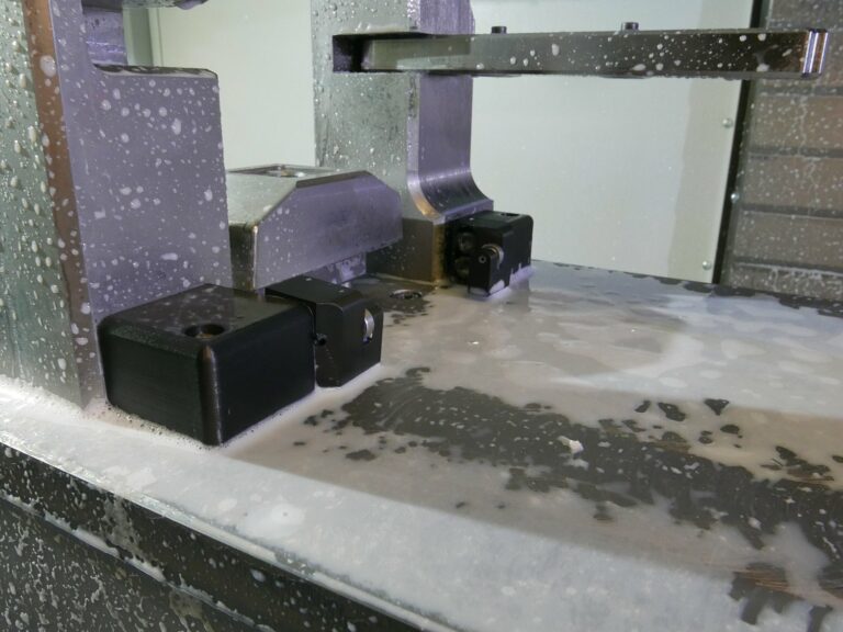 Jizerskohorská strojírna: Přípravek pro zakládání dílů do obráběcího centra je vytištěn z kompozitního materiálu Onyx. Po celou výrobní sérii jej není třeba vyměňovat