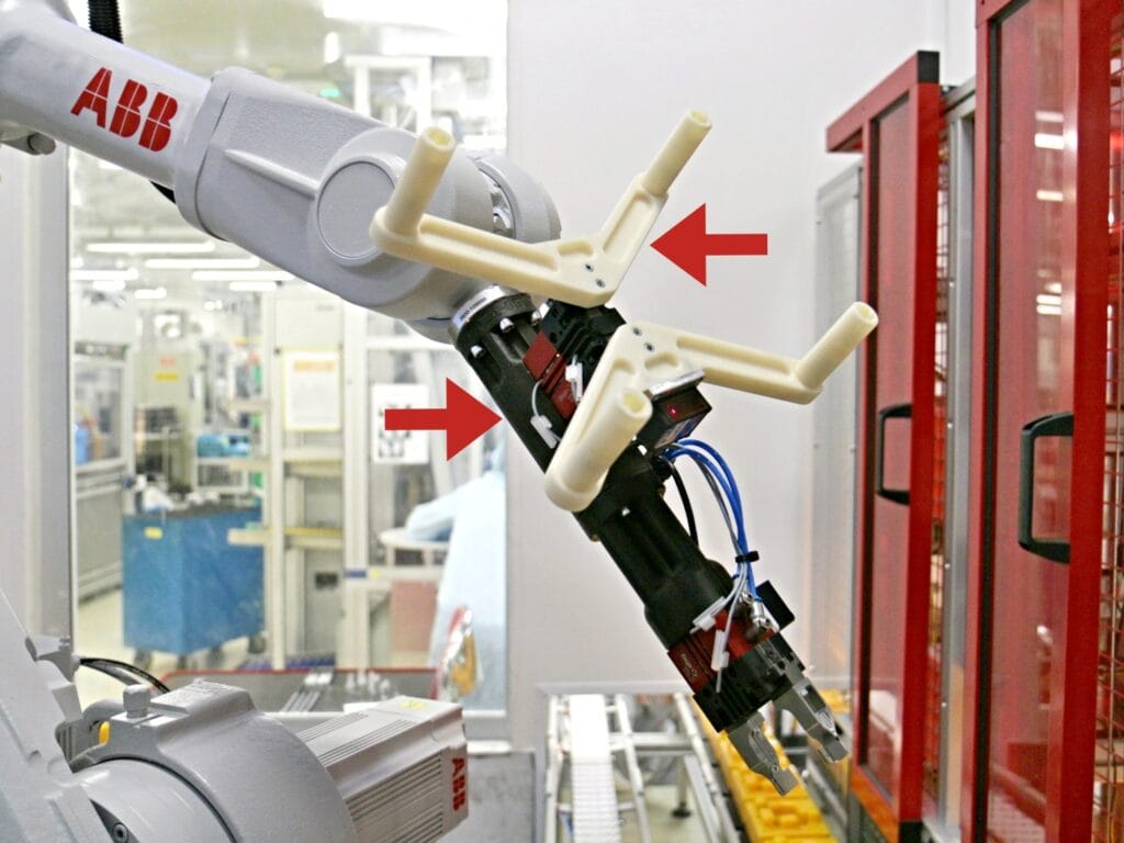 Robotické rameno s tzv. gripperem v provozu společnosti Continental Automotive Czech Republic