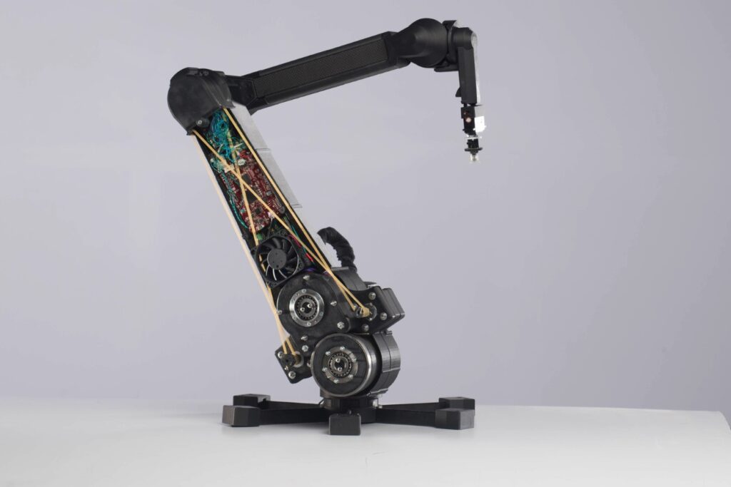 Většina z dílů původní robotické paže Dexter, kterou vyvíjel od roku 2015 tým Haddington Dynamics jako open source projekt a kterou využívali v NASA, GoogleX či Toshibě, byla vytištěna z odolných kompozitů se spojitým karbonovým vláknem na 3D tiskárnách Markforged. Počet součástí díky tomu klesl z 800 na méně než 70, výroba byla rychlejší o 70 % a náklady spadly o více než polovinu