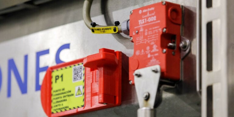 Bezpečnostní západky vytištěné na 3D tiskárně Ultimaker brání neúmyslnému zapnutí stroje během údržby