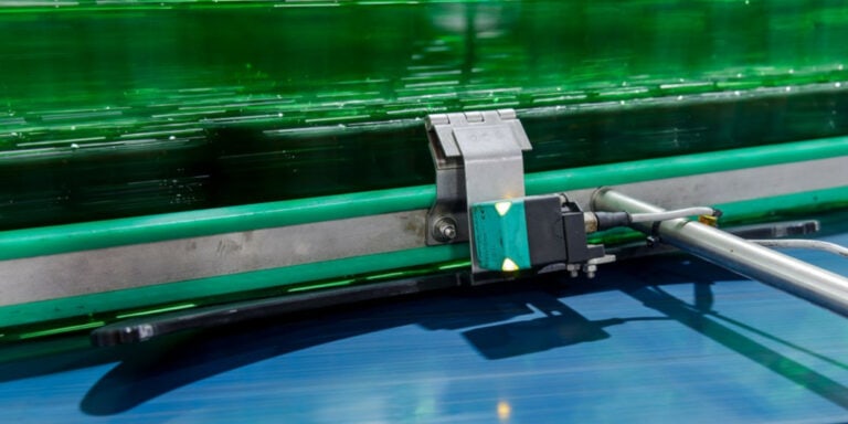 Heineken optimalizoval vodicí díl na dopravním pásu – nový díl vytištěný na 3D tiskárně zabraňuje zasekávání lahví