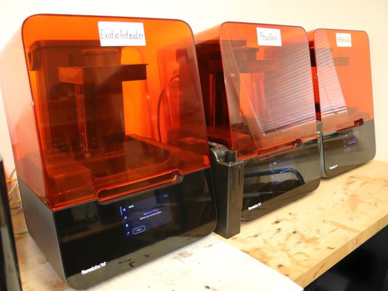 O díly, které mají splňovat i vysoké estetické nároky, se stará hned trojice 3D tiskáren Form 3 od Formlabs