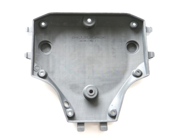 Zadní kryt závodního volantu je vyráběn z pryskyřice na 3D tiskárnách Formlabs Form 3. Výhodou je hladký povrch i přesnost prokreslení detailů výtisku