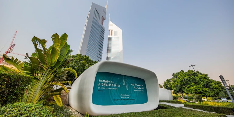 Kancelář budoucnosti byla vytvořena z betonu za využití obrovské 3D tiskárny