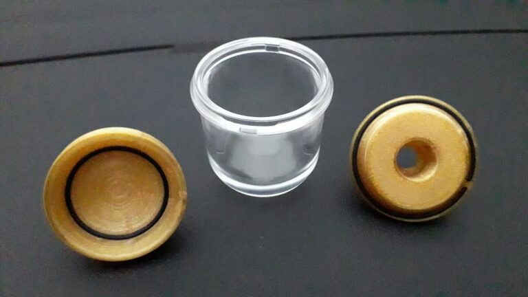 Přípravky pro zakládání flakonů určených k potisku na linkách se sítotiskovými stroji. Výtisk z ultra polymeru Kimya PEI-1010 na 3D tiskárně MiniFactory Ultra