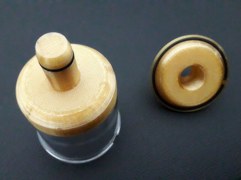 Přípravky pro zakládání flakonů určených k potisku na linkách se sítotiskovými stroji. Výtisk z ultra polymeru Kimya PEI-1010 na 3D tiskárně MiniFactory Ultra