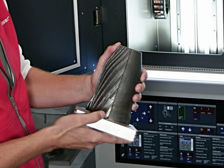 Kovový výtisk zhotovený laserovým navařováním z drátu na 3D tiskárně Meltio