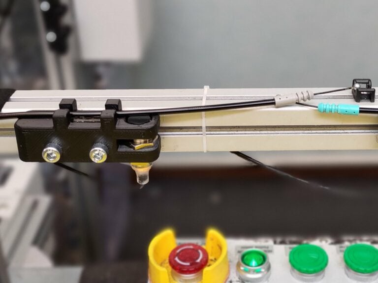 Vytištěný držák je umístěn na pracovišti výstupní kontroly. Čidlo kontroluje přítomnost lanka ve chvíli, kdy sedačka opouští testovací pozici