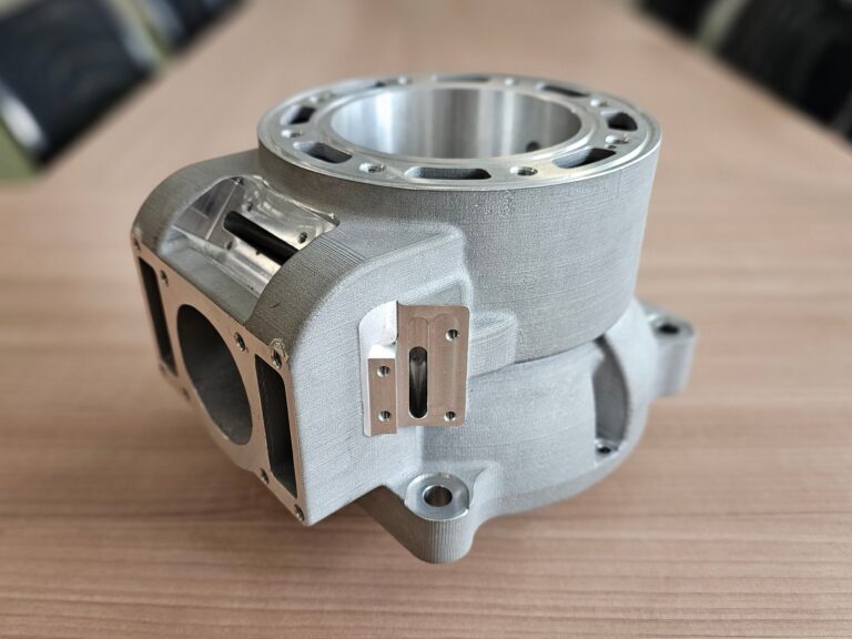 Výrazně levnější odlitky částí motorů díky 3D tisku​